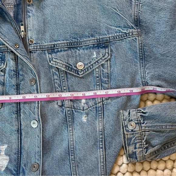 🔆 AMERICAN EAGLE Cropped Raw Hem Hooded Distressed Denim Jean Jacket Size Medium - Picture 8 of 10
